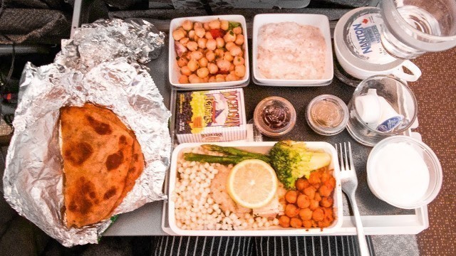 'HALAL AIRPLANE FOOD on Singapore Airlines ► SFO to SIN'