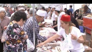 'Beijing Residents Enjoy Halal Food during Muslim Holiday'