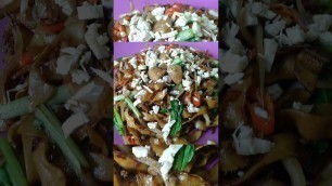 'Kwetiau goreng spesial - indonesian street food'