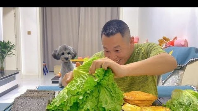 '这个家伙，真是让人防不胜防啊#eating show#eating challenge#husband and wife eating food#eating#mukbang #asmr eating'