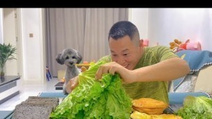 '这个家伙，真是让人防不胜防啊#eating show#eating challenge#husband and wife eating food#eating#mukbang #asmr eating'