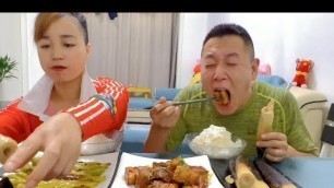 '吃晚饭了，还真是挺香的#eating show#eating challenge#husband and wife eating food#eating#mukbang #asmr eating'