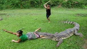 'Primitive Life: Meet Crocodile At The Swamp - Big Crocodile Attacks Girl'