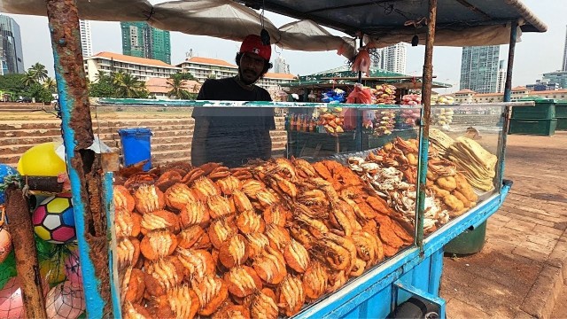 'Street Food in Sri Lanka | Ultimate Food Tour in Galle Face Green | Travel With Suppa'