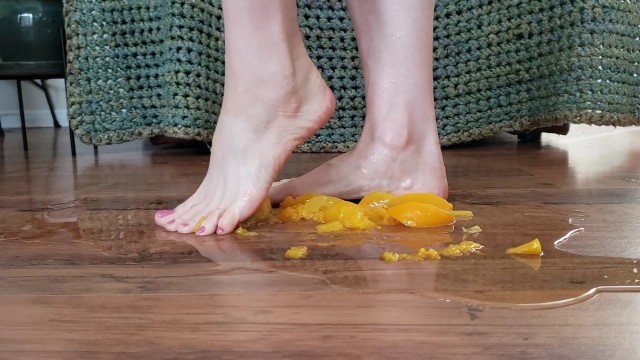 'Food Crush | Peaches - Feet - SQUISH'