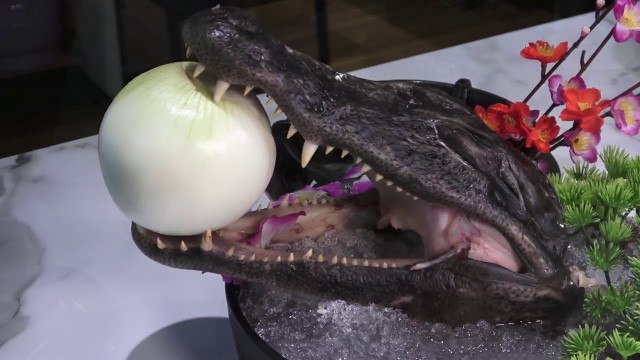 'GIANT CROCODILE CUTTING - Crocodile Meat - Taiwanese Street food'