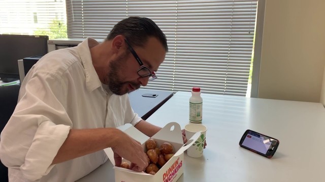 'Dunkin\' Dounuts Munchkins- 50 subscriber personal food challenge'