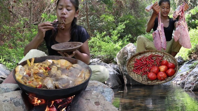 'Cooking pork lungs spicy delicious for lunch of Survival in forest'