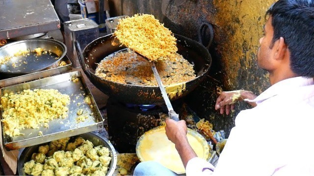 'Mouthwatering INDIAN STREET FOOD tour in Mumbai - INSANE street burger and BEST samosa in Mumbai'