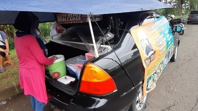 'MOBIL SEDAN JADI TEMPAT JUALAN NASI PECEL !!! INDONESIAN STREET FOOD'