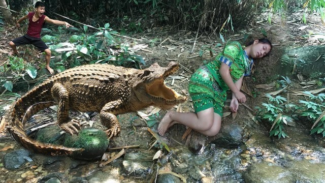 'Primitive Life : Survival Skill Finding Food For Survival Meet And Flee Crocodile In The Wild Forest'