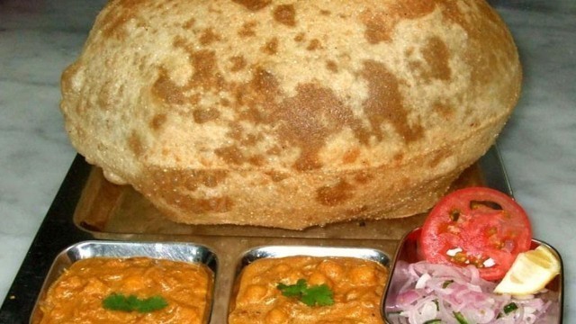 'Indian Street Food - Street Food in Mumbai - Chole bhature'