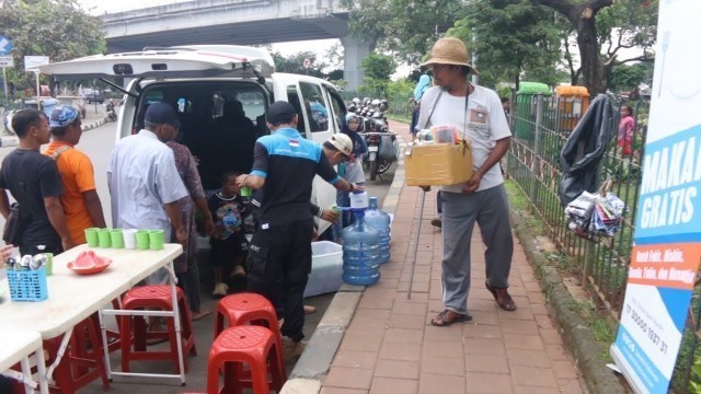 'KEREN!! BERBAGI MAKANAN GRATIS MENGGUNAKAN MOBIL LUXIO DAN PAJERO | FREE FOOD CAR InspirasiQu #1'