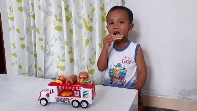 'Unboxing mainan mobil truk container fast food | lucunya Arqam jadi penjual makanan cepat saji