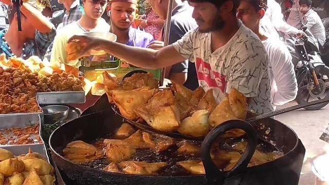 'Lots of Bhajji / Pakora / Samosa / - Mumbai People Enjoying Snacks - Street Food India'