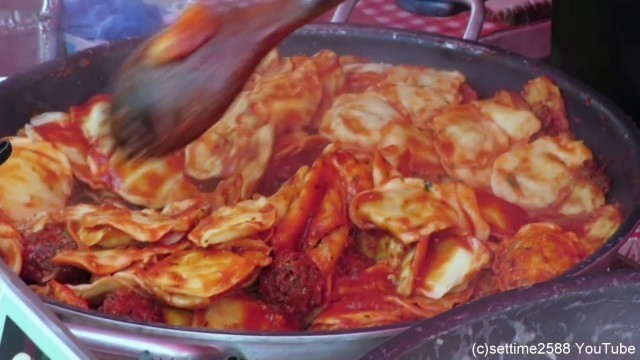 'London Street Food. Preparing Great Italian Pasta in Brick Lane'