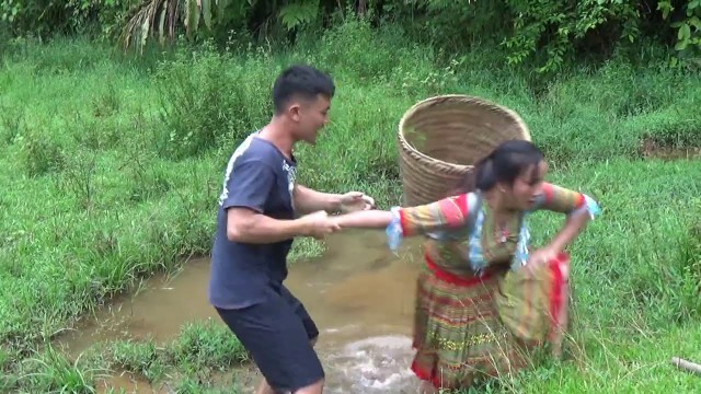 'Girls Finding Food Meet Big Crocodile Attack - Skills Catch Crocodile By Hand To Survive'