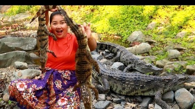 'Amazing women Catching a lot Babies Crocodile for food -  Grilled Crocodile BBQ in Forest'