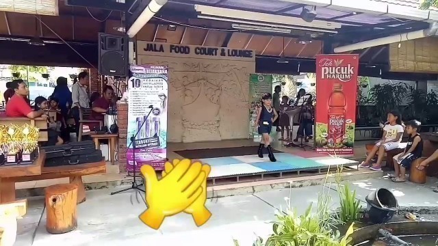 'Kirana athalia fashion show jala foodcourt renon denpasar'