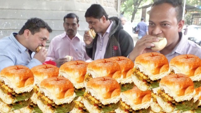 'Mumbai Ka Special Vada Pav | Tasty & Spicy Evening Snacks |  People Enjoying it a lot'