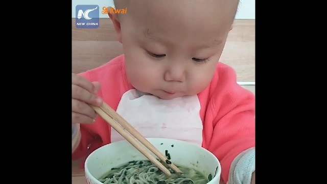 'Adorable: Two-year-old baby using chopsticks like a pro'