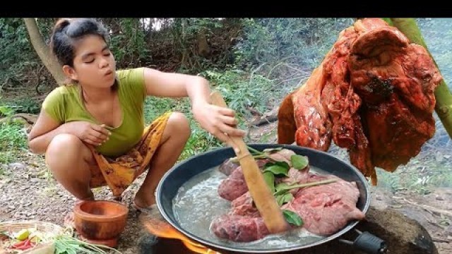 'Women Find food meet Pig lungs in forest - recipe  Cooking Pig lungs for eating'