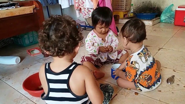 'Shared Food - Leaphu Paknisa and Moyura Thaina Having Great Time [Real Children Life]'