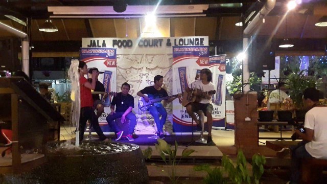 'FOCUS BAND \"PENDUSTA\" acoustic version LIVE @jala food court 2016'