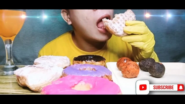 'ASMR DUNKIN DONUTS FOOD | MUNCHKINS DONUTS | CHOCOLATE FROSTED | BAVARIAN KREME | STRAWBERRY FROSTED'