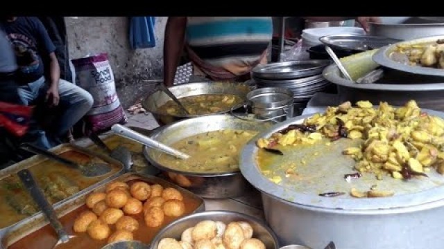 'Kolkata people enjoying lunch thali at Kolkata street food stall'