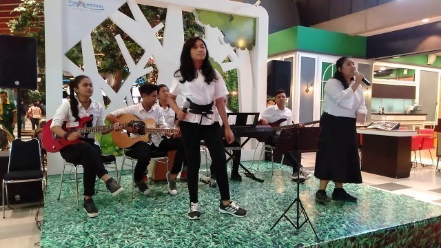 'Grup band pertama SMPN 16 Surabaya tampil di food junction'