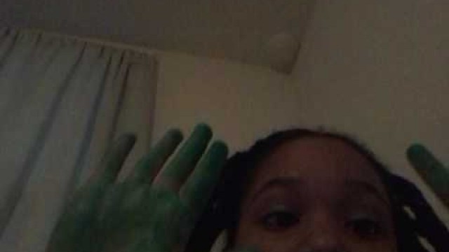 'How to get food coloring  off your hands'