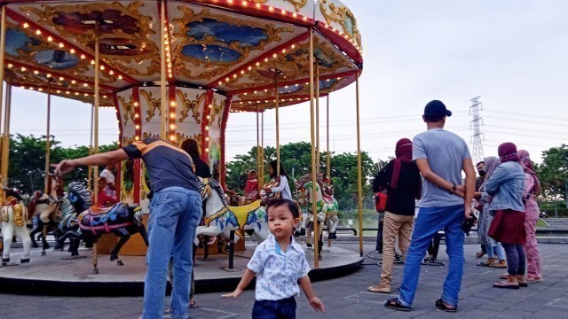 'Bermain Trampolin, Carousel di Taman Bermain Food Junction Surabaya'