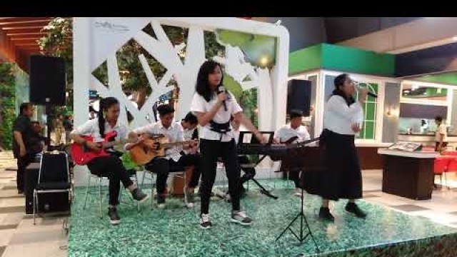 'Grup band pertama SMPN 16 Surabaya di food junction'