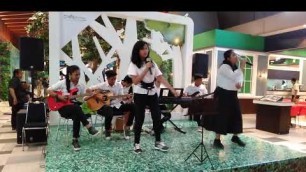 'Grup band pertama SMPN 16 Surabaya di food junction'