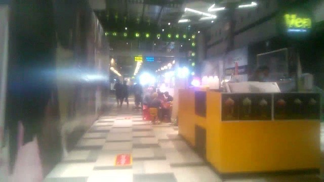 'Mampir ke Kawasan Food Junction di Grand Pakuwon, dekat Banjar Sugihan Surabaya Barat, Indonesia.'