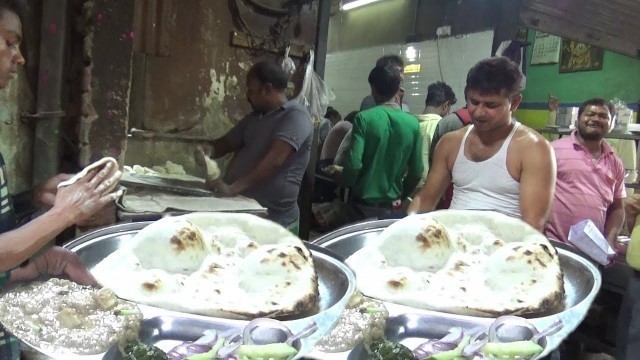 'Lots of People Eating Food at Boro Bazar Kolkata | Tandoori Roti Amazing Street Food India'